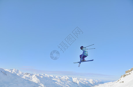 跳跃自由式滑雪者高清图片