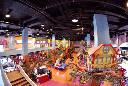 儿童电子游戏的现代购物中心游乐场图片