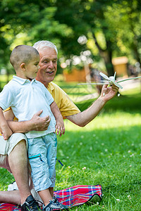 快乐的祖父孩子美丽的阳光明媚的日子里玩得开心图片