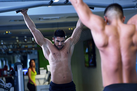 强壮英俊的男人健身房锻炼图片