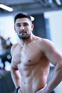 强壮英俊的男人健身房锻炼图片