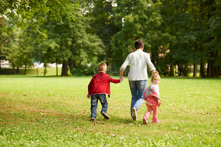 快乐的家庭公园户外玩耍,妈妈孩子们草地上跑步图片
