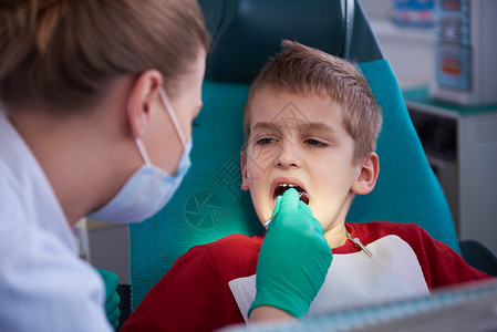 小男孩牙科手术牙齿切图片
