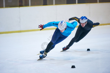 溜冰场与轻运动员参加速滑运动背景