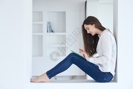 制表符家里的女人用平板电脑背景