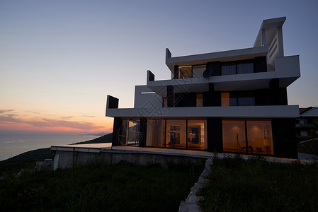 日落时现代住宅现代别墅的外部景观背景图片