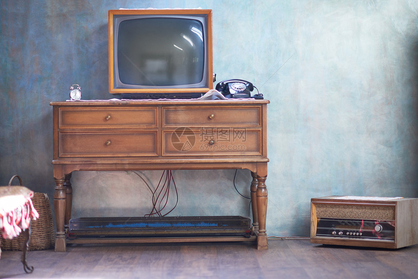 复古风格的客厅细节木制旧桌子上的电视电话时钟图片