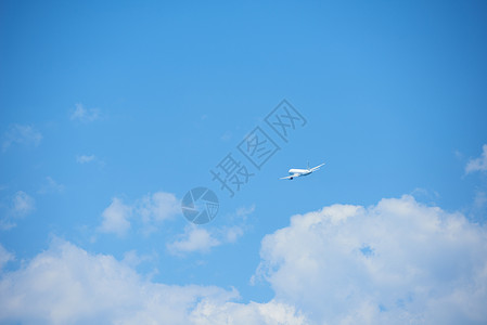 现代飞机旅行,背景湛蓝的天空图片