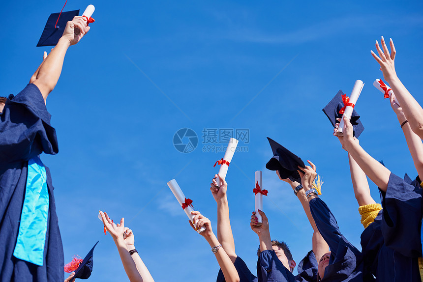 高中生毕业生蓝天上扔帽子图片