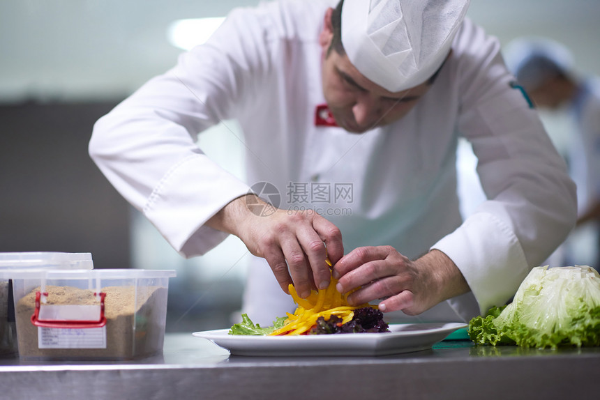 酒店厨房厨师准备装饰食物,美味的蔬菜肉类晚餐图片