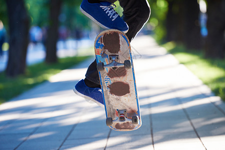 城市场景,滑板跳跃的特写图片