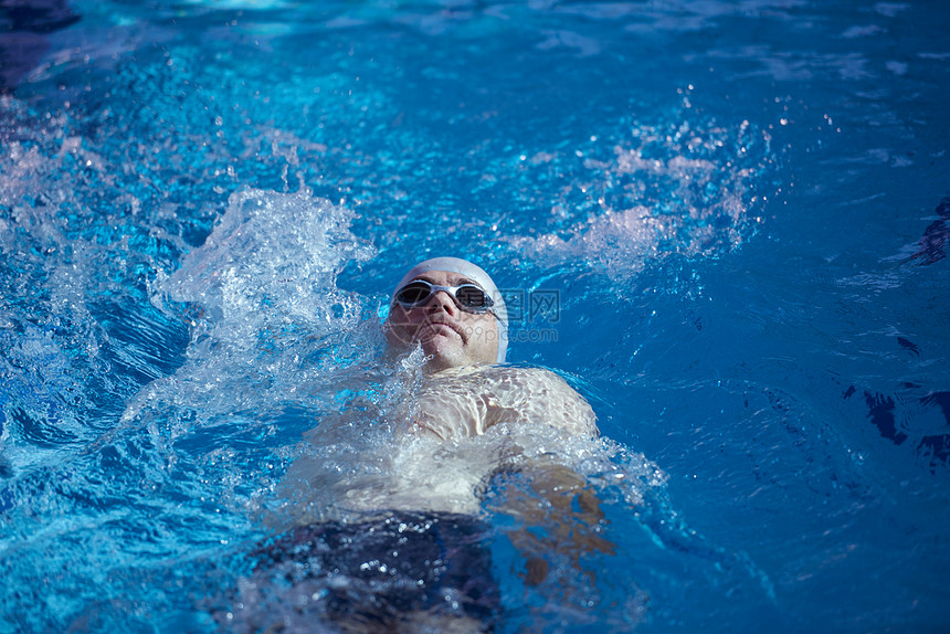 游泳运动员室内游泳池锻炼,运动健康图片