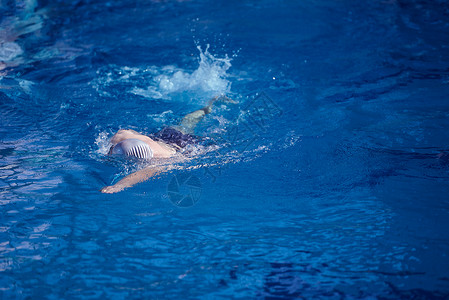 游泳运动员室内游泳池锻炼,运动健康图片