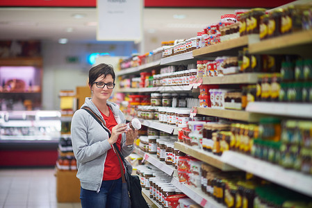 超市商店买食物杂货店的购物妇女图片