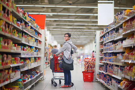 超市商店买食物杂货店的购物妇女图片
