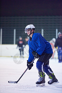 冰球运动员动作中用棍子踢高清图片