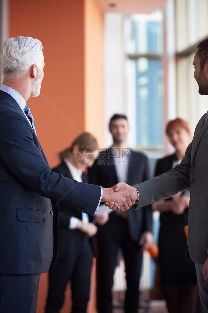 商业伙伴,伙伴关系与两个商人握手图片