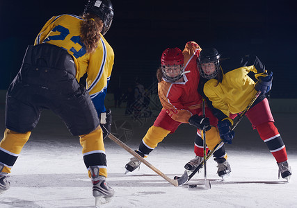 冰球运动运动员行动,商业竞争,青少女孩训练图片
