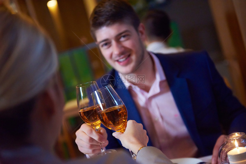 商务人士现代餐厅见,浪漫的夫妇共进晚餐,下后喝酒图片