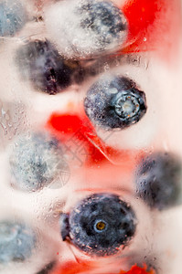 健康的饮食,饮料,饮食排水果水与草莓,黑醋栗蓝莓冰块璃上背景图片