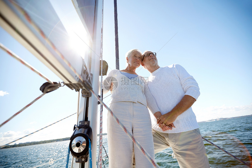 航海,龄,旅游,旅游人的快乐的老夫妇拥抱帆船游艇甲板上漂浮海上图片