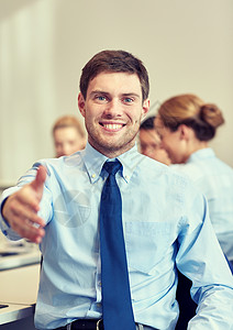 商业,人,手势队合作的微笑的商人办公室与群商人会时竖大拇指图片