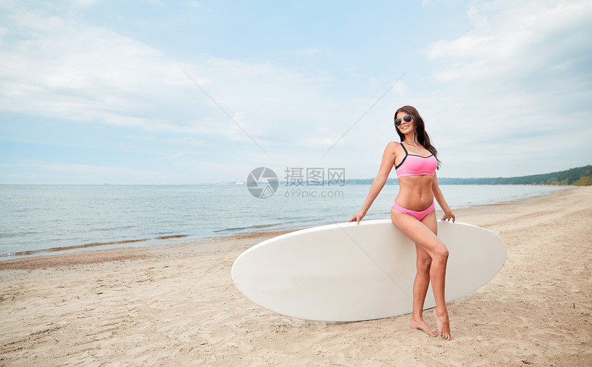 度假,冲浪,水上运动人们的轻的女人穿着泳衣,夏季海滩上冲浪板风帆冲浪板桨板图片
