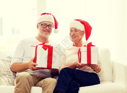 家庭,假期,圣诞节,龄人的快乐的老夫妇诞老人帽子与礼品盒家里图片
