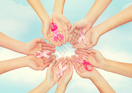 医疗保健,人医学的密切妇女的手与癌症意识丝带蓝天背景图片