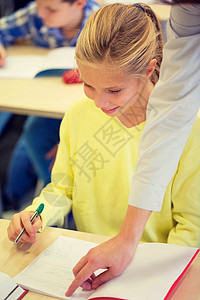教育,小学,学人的教师帮助学校女孩写作测试课堂上图片