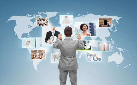 商业,人,通信,技术连接商人与世界图像虚拟屏幕上的蓝色背景后图片