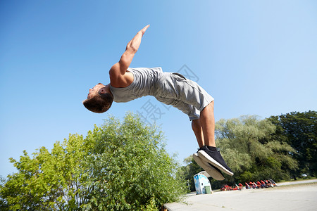 健身,运动,跑酷人的轻人夏季公园跳跃图片