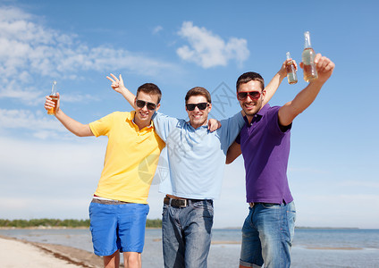 暑假,假期,人们单身汉聚会的群快乐的男朋友海滩上玩喝啤酒图片