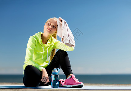 运动生活方式妇女户外运动后休息女人户外运动后休息图片
