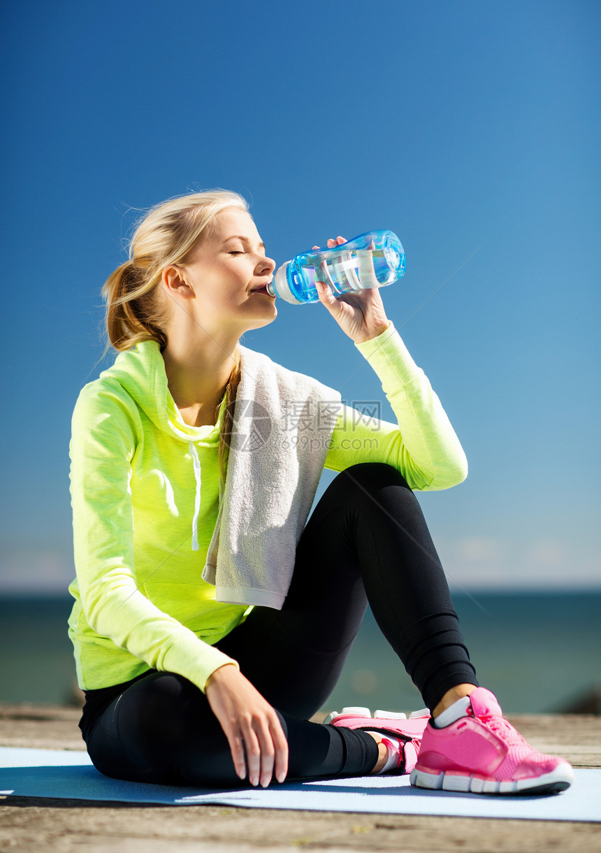 健身生活方式妇女户外运动后饮水女人户外运动后喝水图片