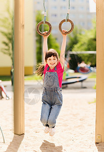 夏天,童,休闲人的快乐的小女孩挂体操戒指儿童游乐场图片
