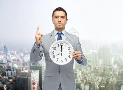 商业,人,时间管理手势商人穿着西装着时钟8oamp39时钟手指城市背景上图片