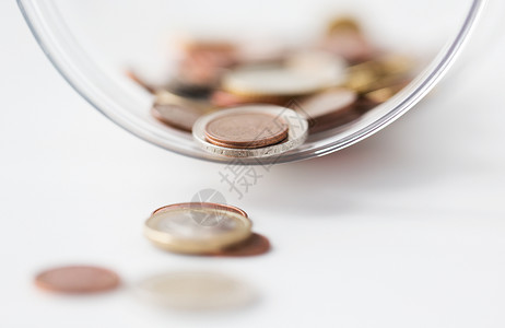 商业,金融,投资,省钱预算欧元硬币璃瓶桌子上背景图片