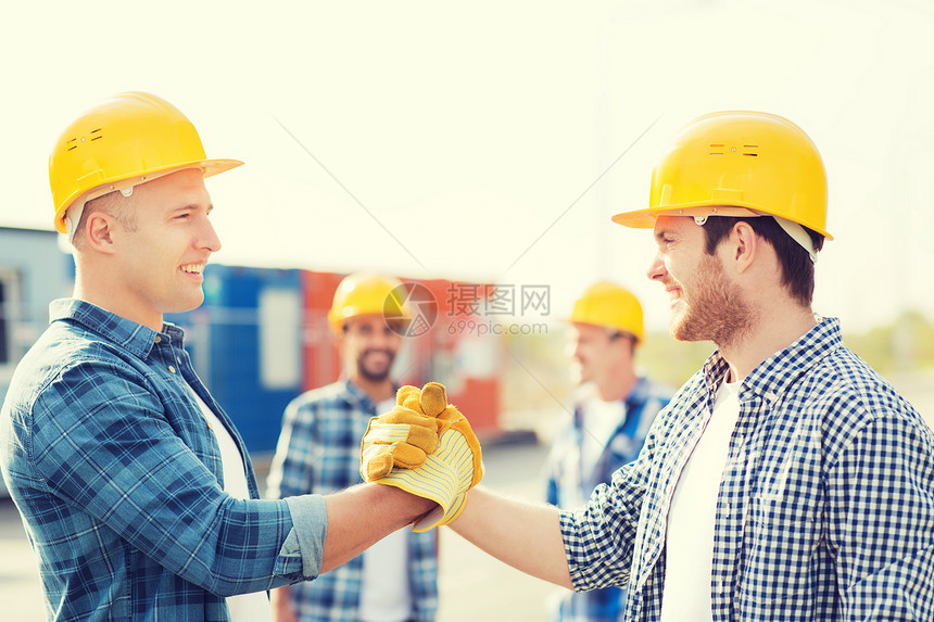 商业,建筑,队合作,手势人的群微笑的建设者硬汉互相问候与握手户外图片