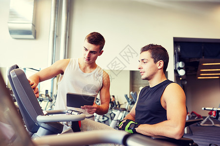 运动,健身,设备,技术人的男与平板电脑健身房机器上锻炼图片