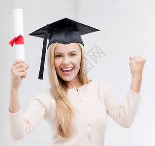 带着证书戴毕业帽的快乐学生证书的毕业帽学生黑色高清图片素材