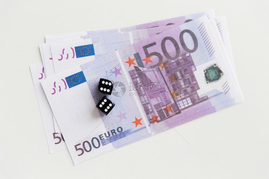 赌场,财富黑色骰子欧元现金货币图片