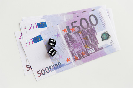 赌场,财富黑色骰子欧元现金货币图片