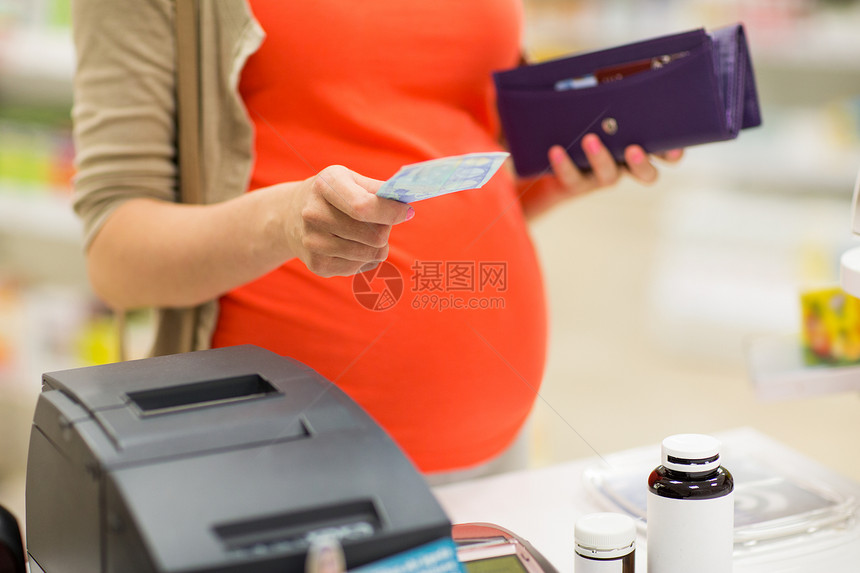 医药药剂学保健人的密切孕妇药店的收银台给钱买药图片