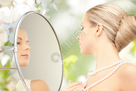 镜子石美丽,奢侈,人,假日珠宝美丽的女人与海珍珠项链看镜子樱花背景背景