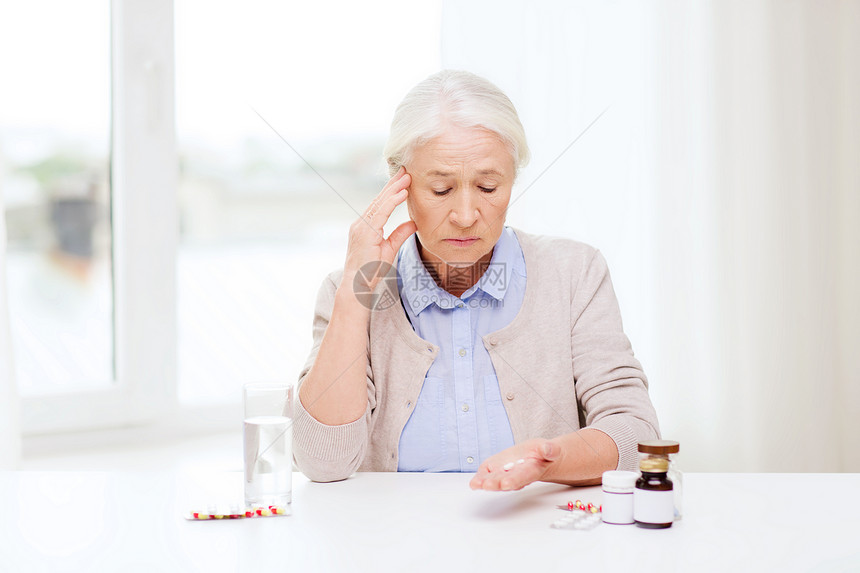 龄,医学,保健人的老妇女家里吃药喝水图片