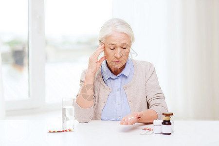 龄,医学,保健人的老妇女家里吃药喝水图片