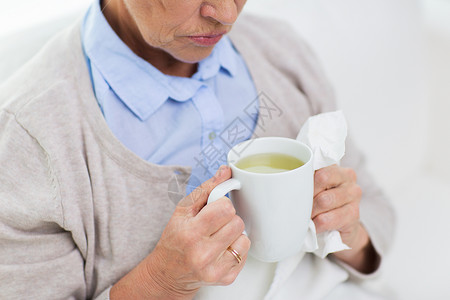 保健,流感,感冒,龄人的密切生病的老妇女用纸巾家里喝热茶图片