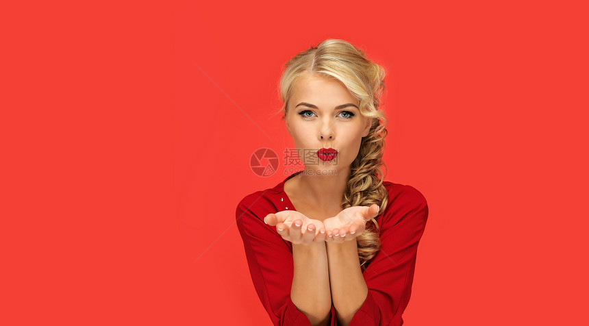 人们,节日,诞节,情人节广告可爱的女人穿着红色的衣服,红色的背景上,她的手手掌上着什么东西图片