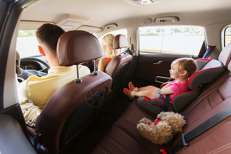 家庭,交通,安全,道路旅行人们的快乐的父母与孩子开车图片